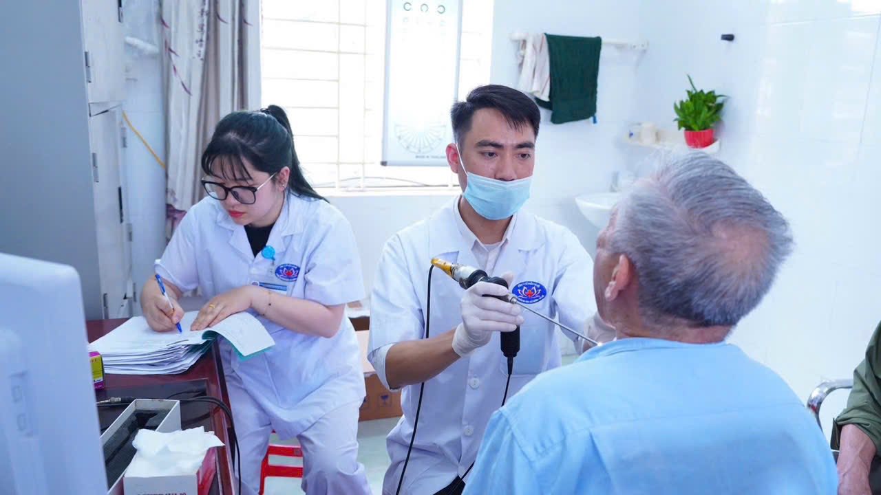 Thanh niên Công an thành phố Hải Phòng khám, tư vấn sức khỏe và cấp phát thuốc miễn phí cho 120 gia đình chính sách, người có công tại xã Thanh Miện